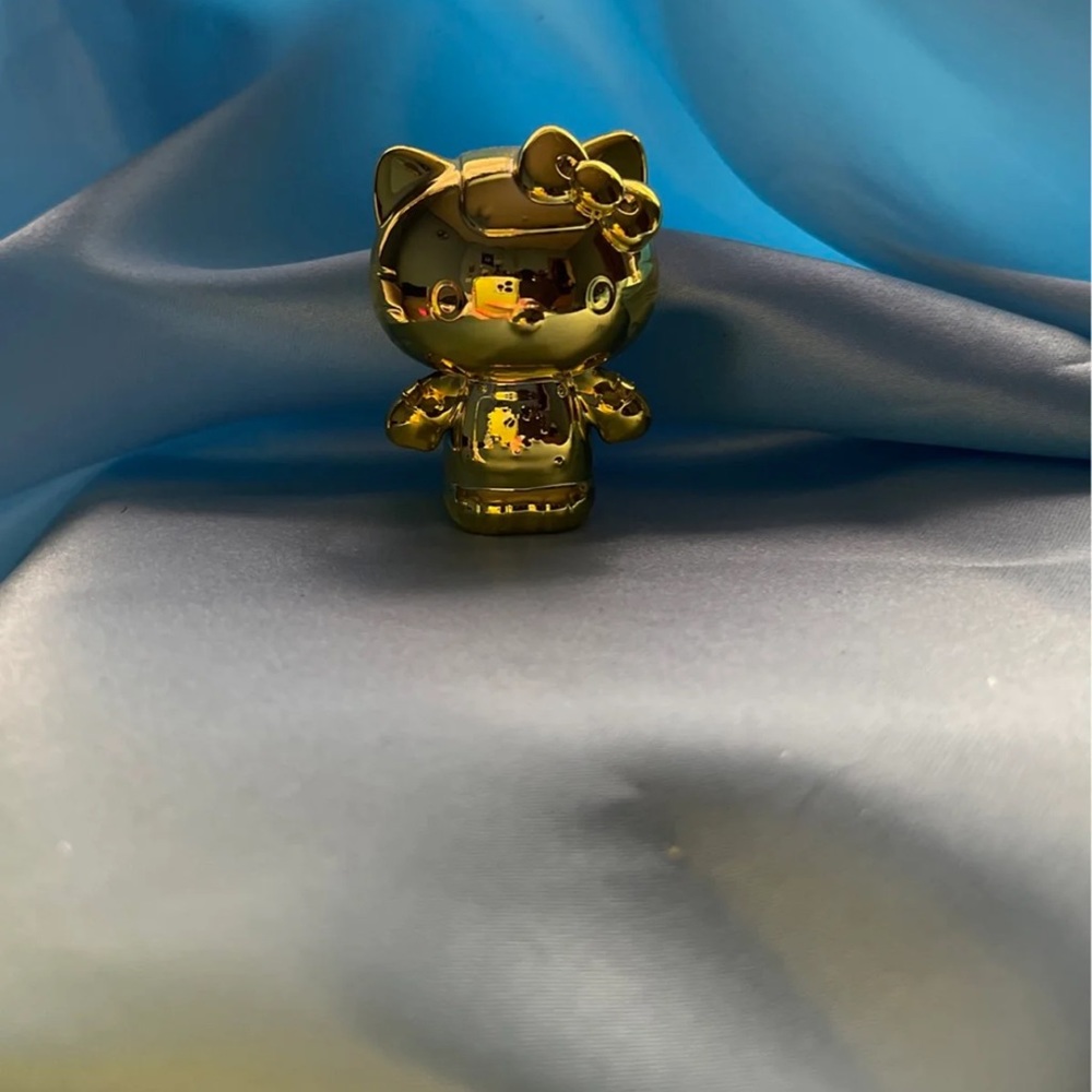 Hello kitty figure